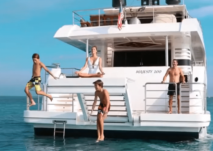 photo d'un yacht et d'une famille avec le mannequin homme Gilles Couturier